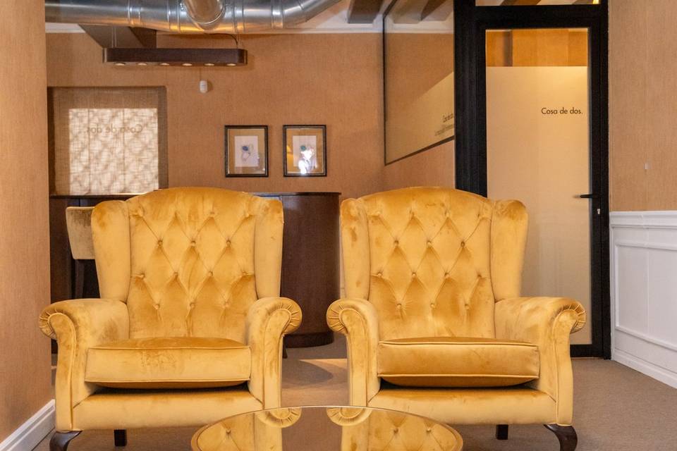 Sillones amarillos con mesa auxiliar