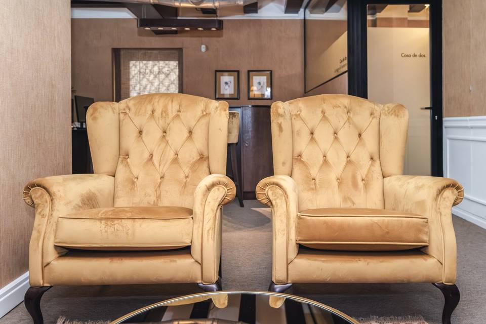 Sillones amarillos de recepcion