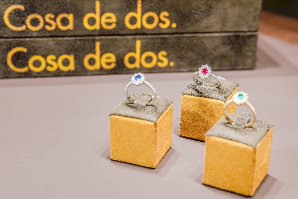 Tres anillos de oro en soportes