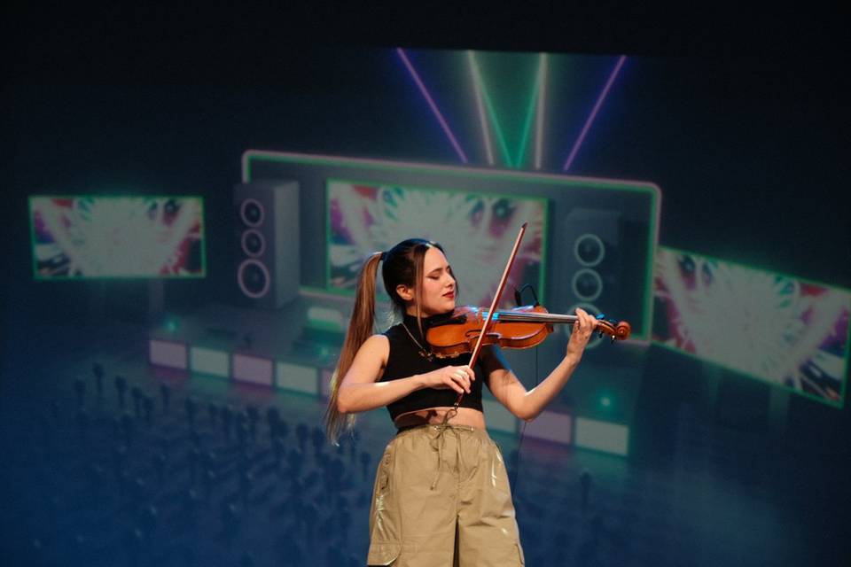 Tocando el violín en concierto