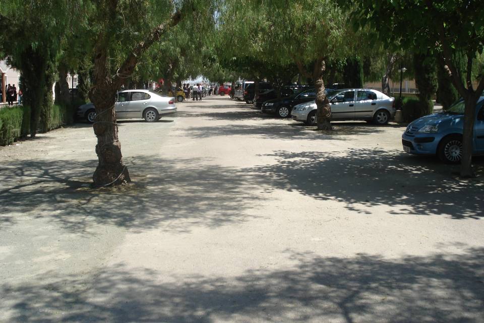 Amplio aparcamiento