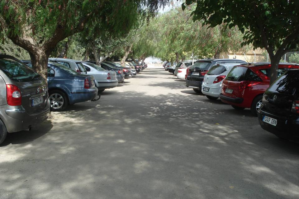 Amplio aparcamiento