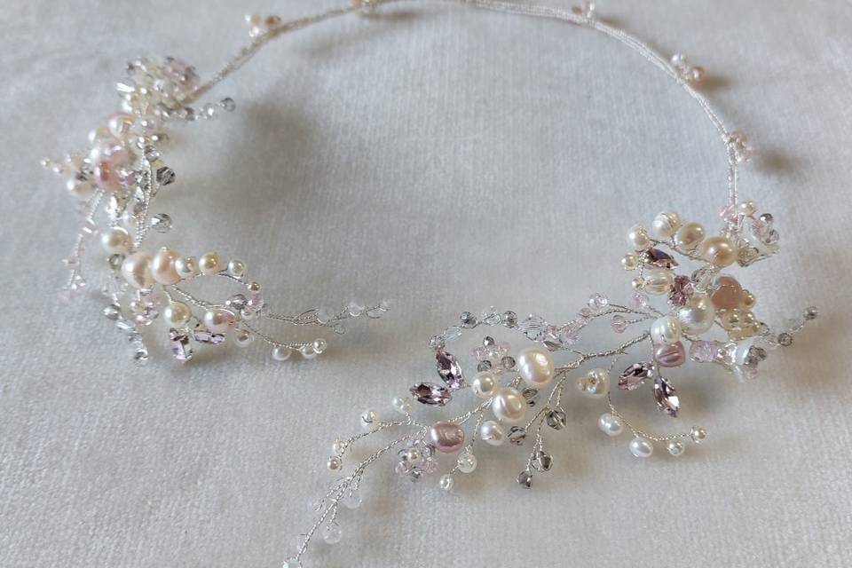 Corona de cristales y perlas