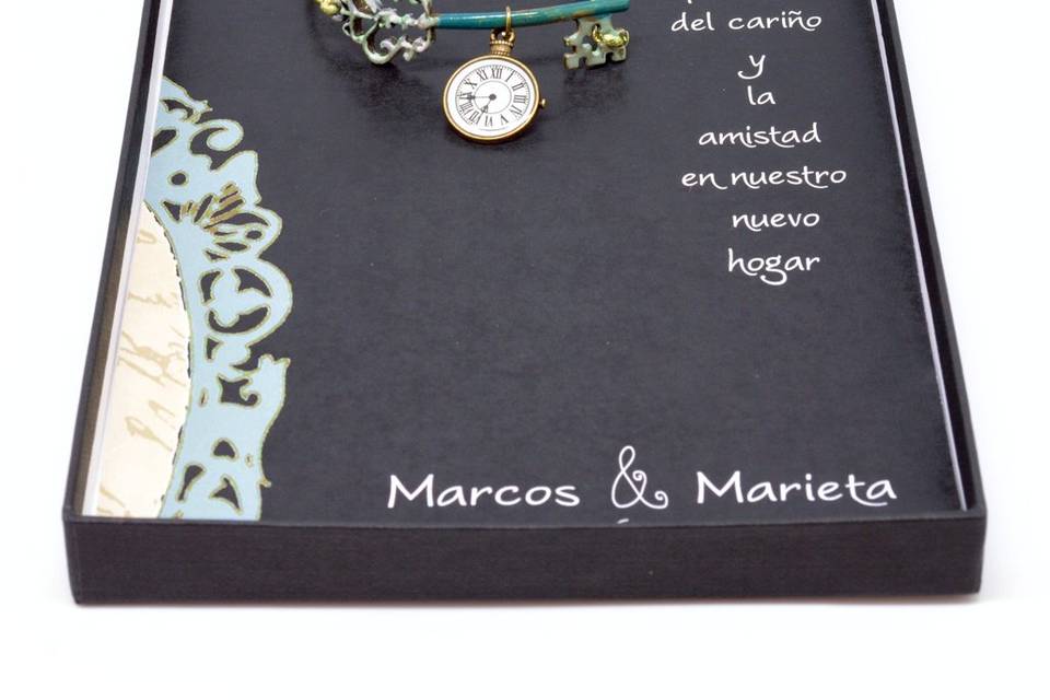 Pulsera llave y texto