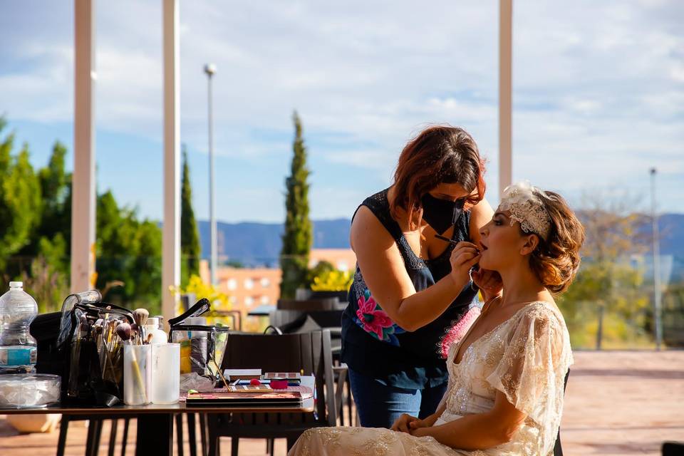 Proceso de maquillaje de novia