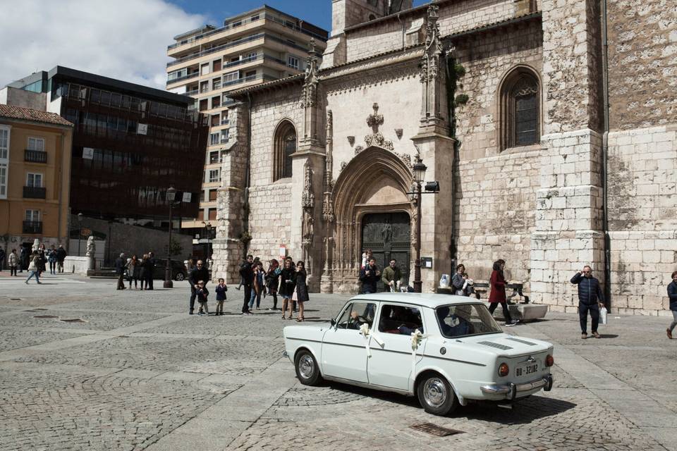 Coche en la plaza