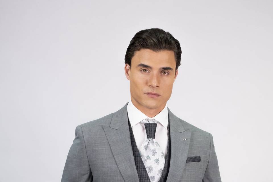 Traje de novio verde claro