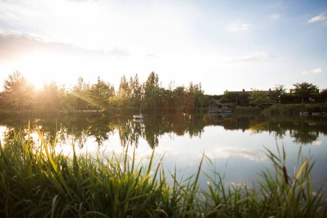 Atardecer · Sunset on the lake