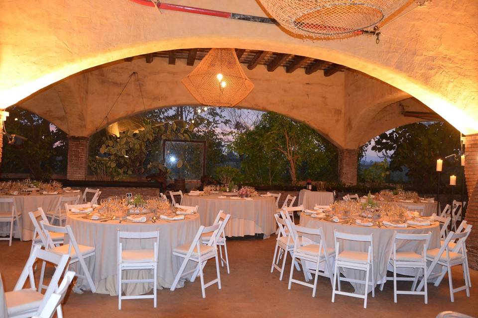 Banquete bajo los arcos