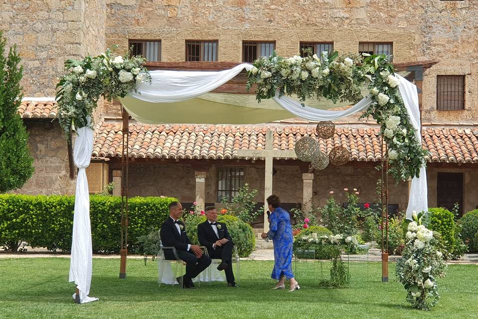 Tía cantando a los novios