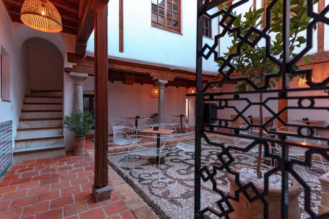 Entrada al patio