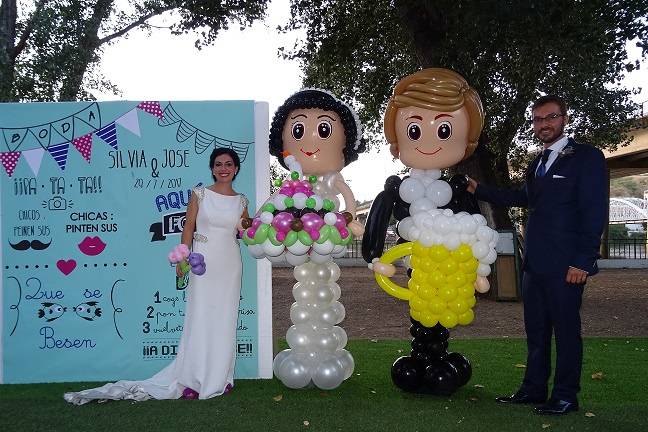 Pareja novios globos