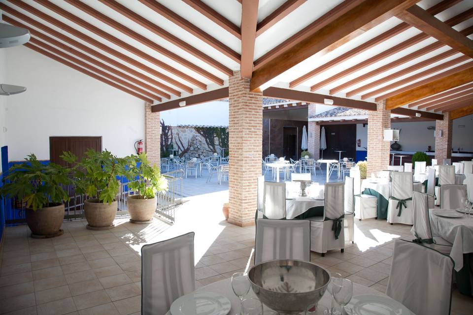 Terraza de verano para cóctel boda y baile con barra libre