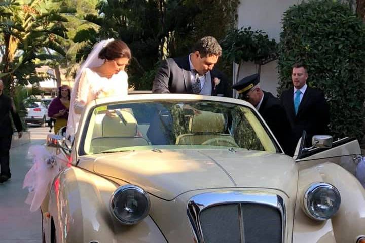 Novios en el coche