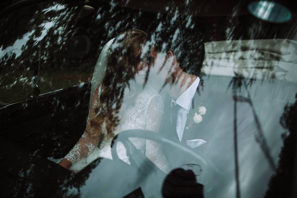 Pareja de novios en su coche