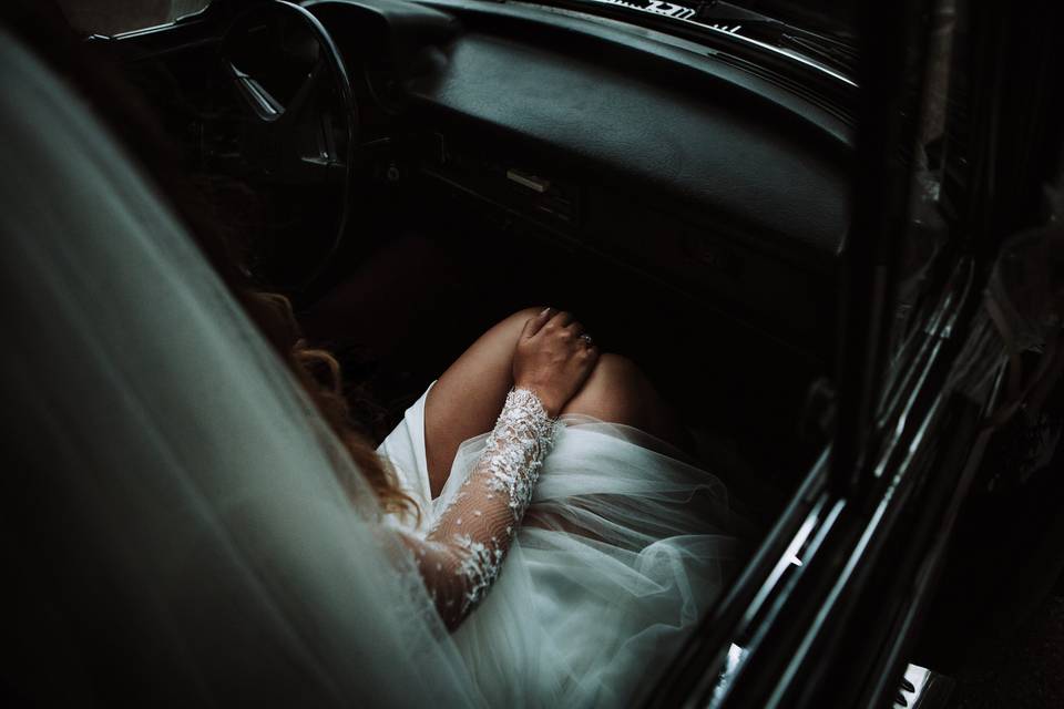 Novia en coche de bodas