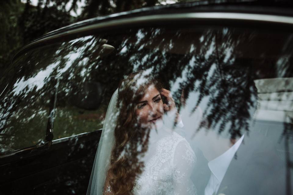 Ternura en coche de bodas