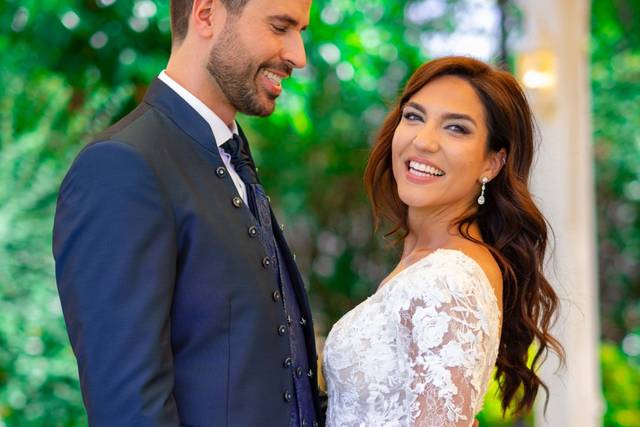 Novios bonitos en la ceremonia
