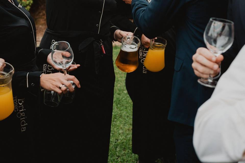 camarera_sirviendo_cerveza_jarra