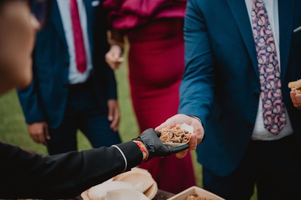 detalle_entrega_aperitivo_mano_guante