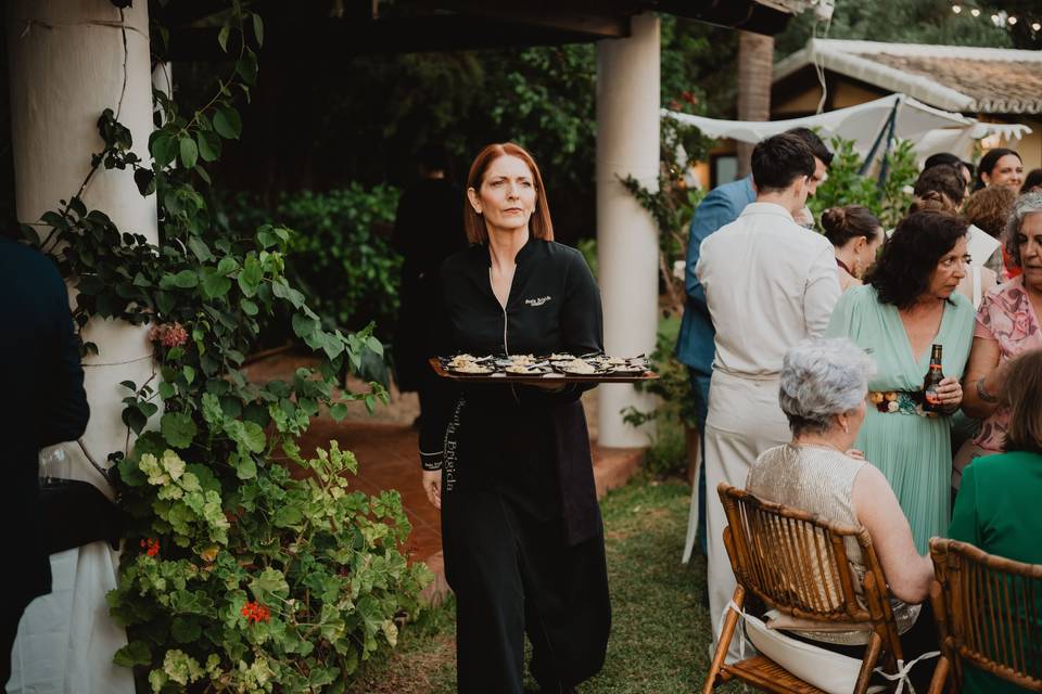 empleada_catering_llevando_bandeja