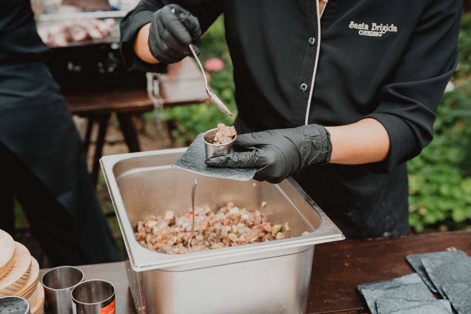 empleado_catering_sirviendo_aperitivo