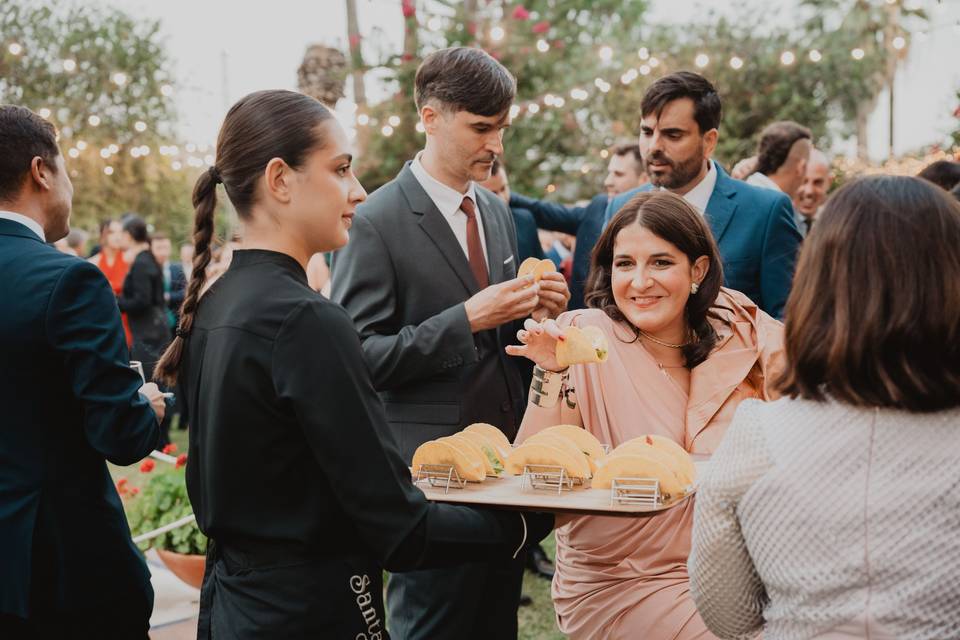 invitada_tomando_aperitivo_taco