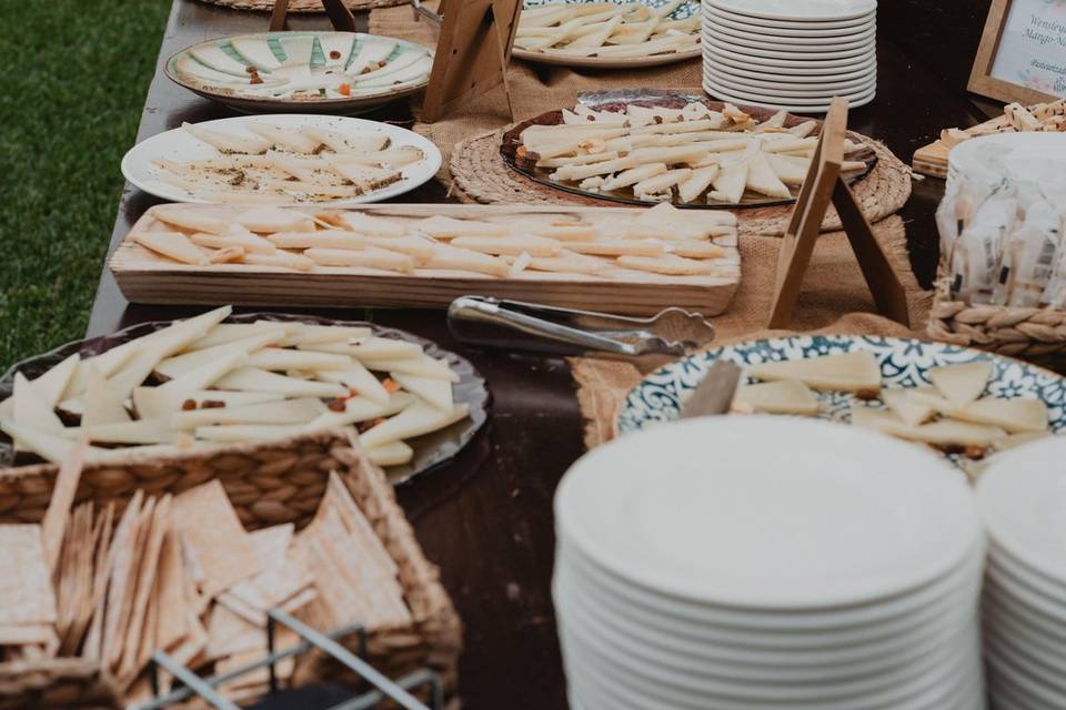 mesa_variedad_quesos_boda