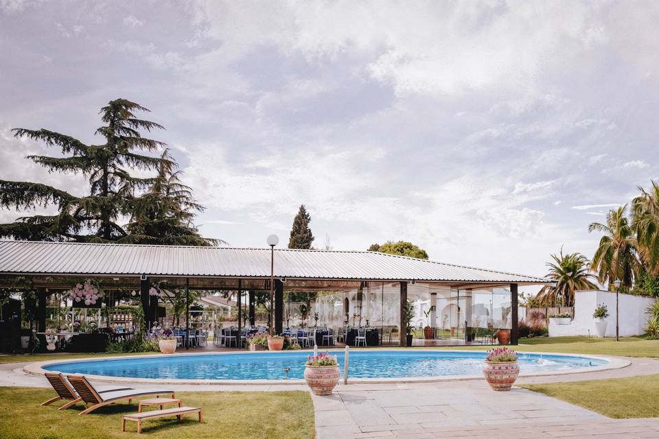 Detalle salón y piscina