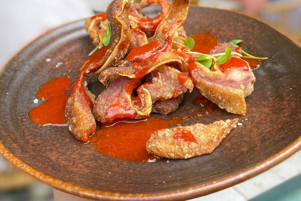 Torrezno de oreja con salsa