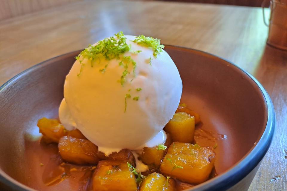 Postre helado de coco