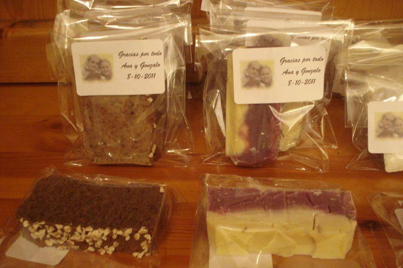 Jabón de tiramisú crocanti (izq.) y lavanda y almendras (dcha.)