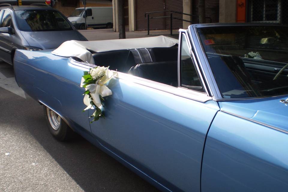 Flores en el coche nupcial