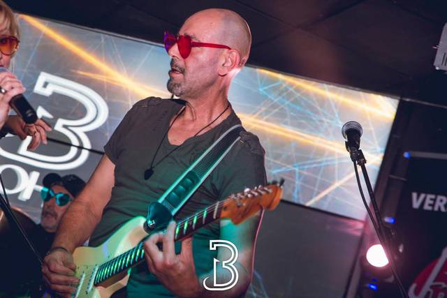 RAFA (guitarra y 2 voz)