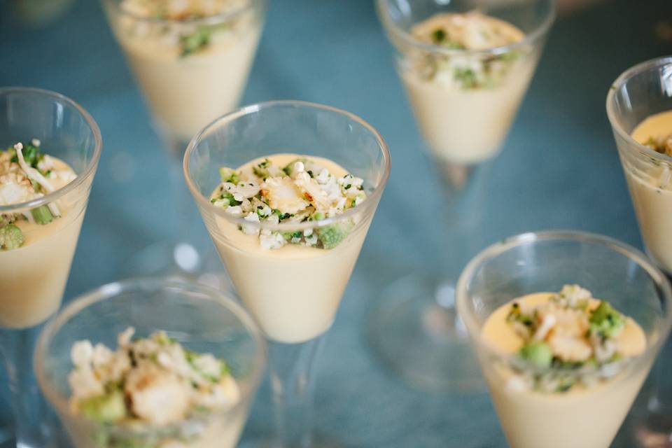 Crema de maíz dulce, coliflor con emulsión