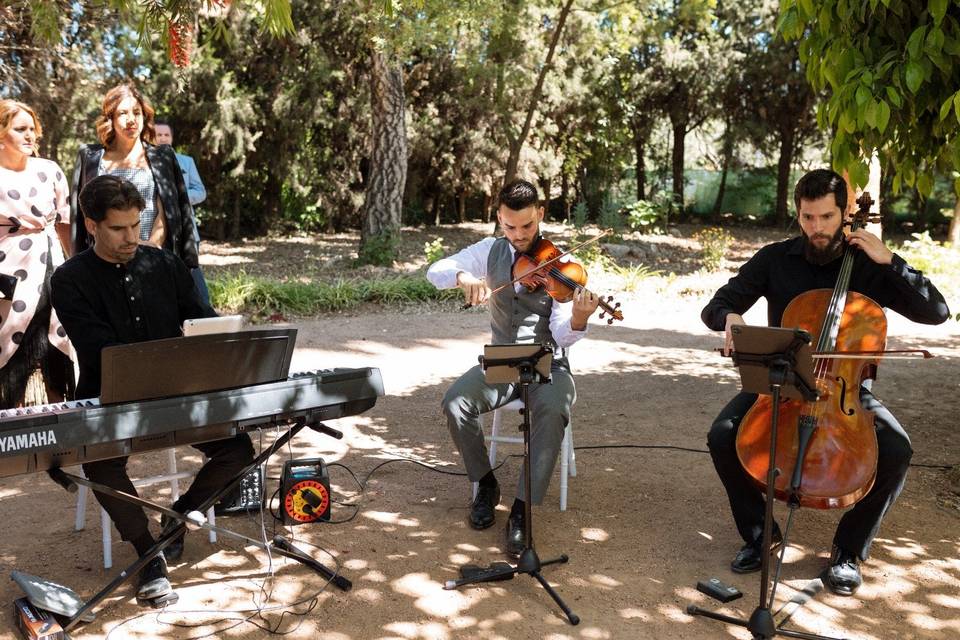 El Alamillo con piano y chelo