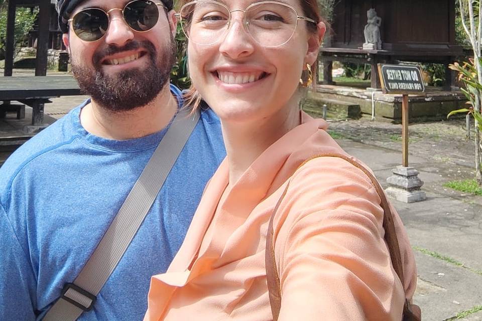 Selfie con Guía Balinés en Templo Tradicional de Bali
