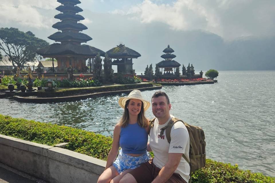 Pareja Frente al Templo Pura Ulun Danu Bratan, Bali