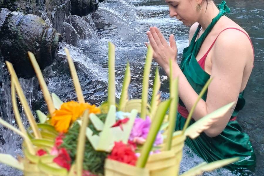 Pareja en el Templo Pura Besakih: El Gran Templo de Bali