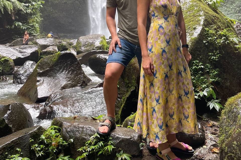 Pareja Romántica ante Cascada en la Selva de Bali