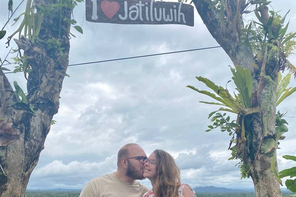 Pareja en Sesión Fotográfica Balinesa con Vestimenta Tradicional