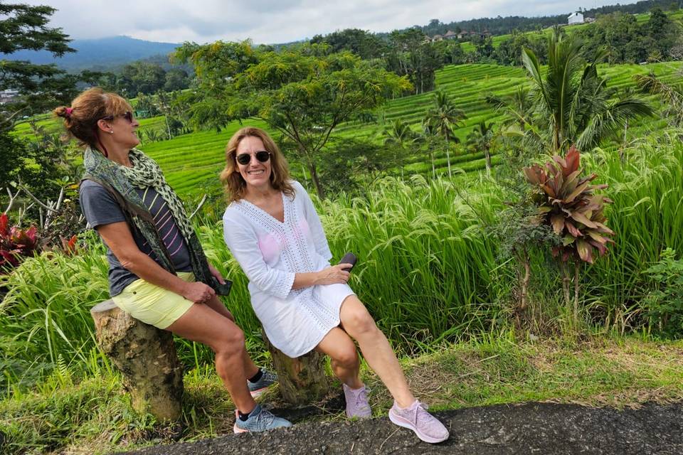 Pareja con Foto en Nusa Penida: Acantilados Épicos de Bali