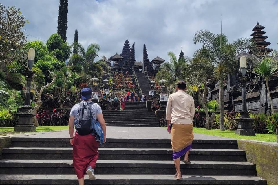 Pareja Ascendiendo la Escalinata del Gran Templo Besakih