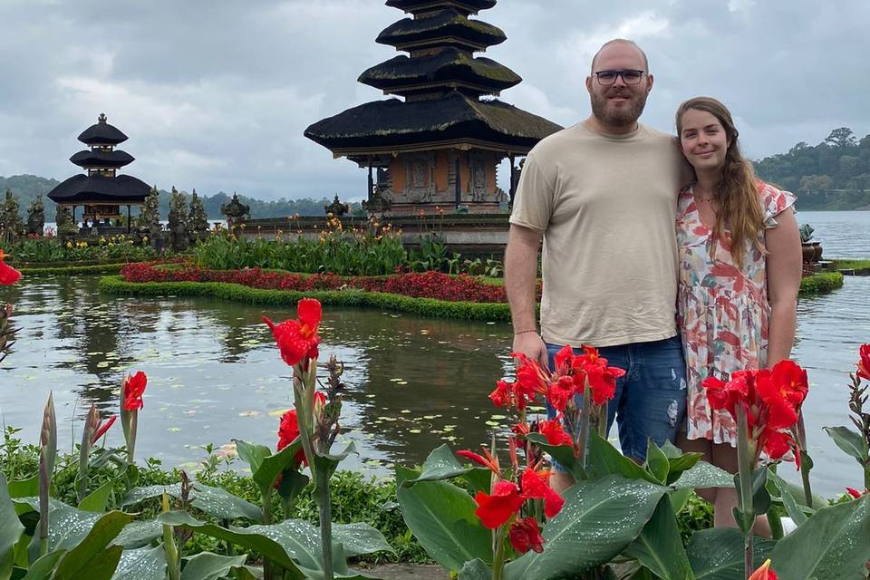 Novios en Cascada Secreta de la Jungla de Bali