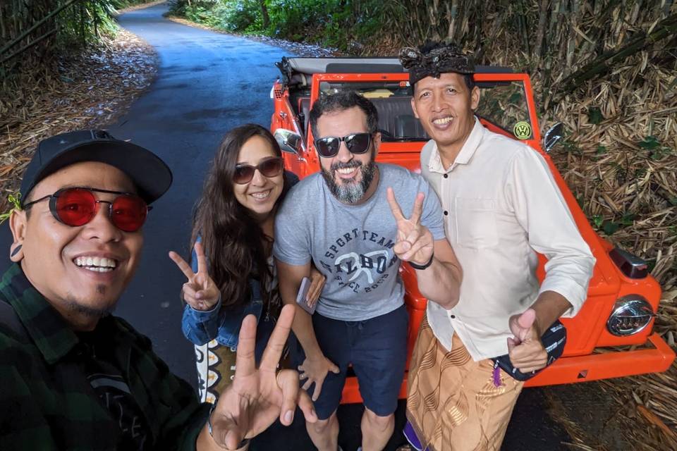 Pareja Romántica en Nusa Penida: Beso frente al Mar