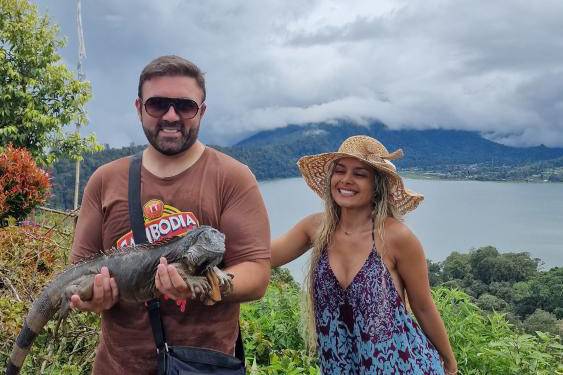 Novios Explorando los Jardines de Bali: Luna de Miel