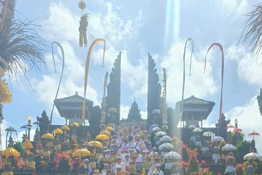 Pareja en el Templo de las Puertas del Cielo, Bali