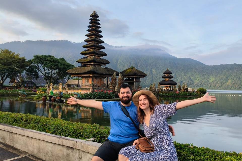 Novios en Nusa Penida: Acantilados y Mar Turquesa
