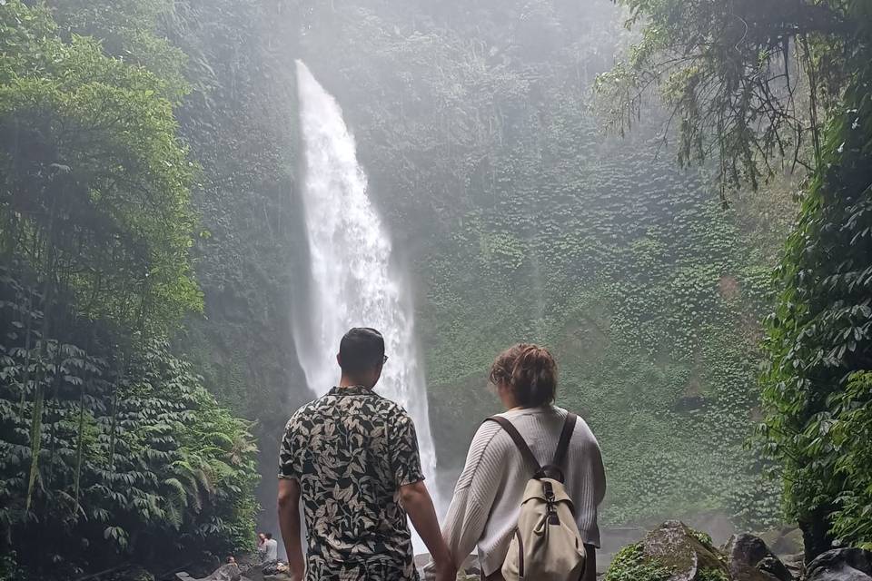 Pareja Contemplando la Cascada Sekumpul desde la Jungla