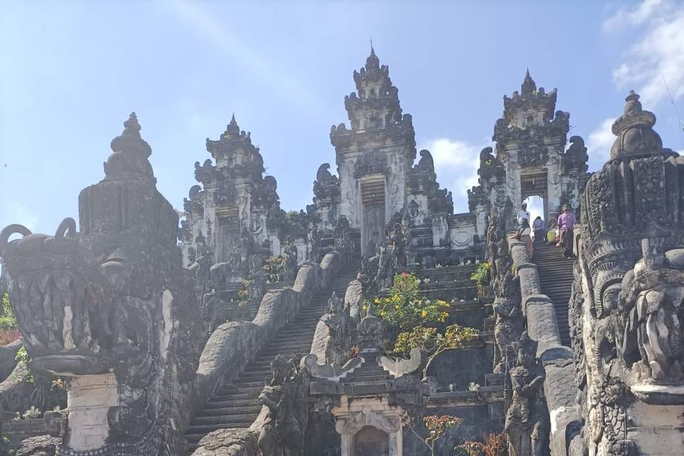 Pareja de Novios con Sarong en Templo de Bali